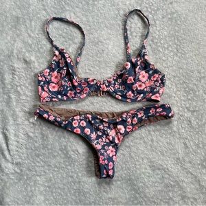 Acacia set manhattan top medium and hookipa bottoms small in poppy